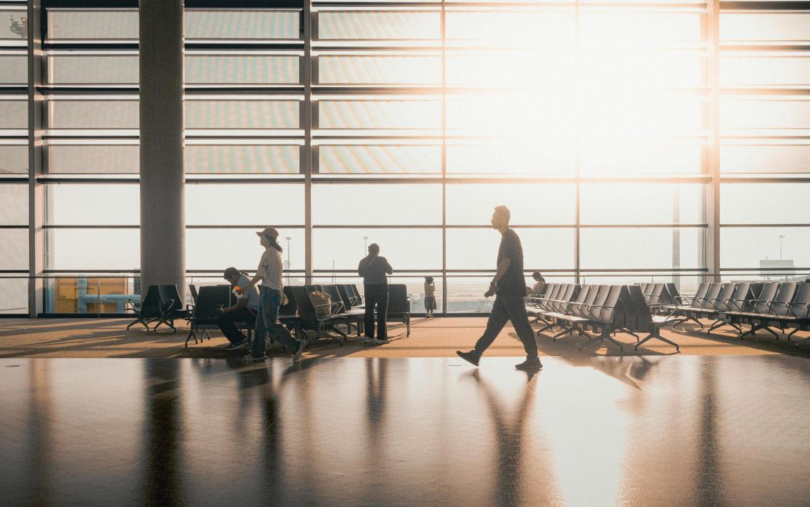 Voyageurs à silhouet au terminal de l'aéroport de Shanghai