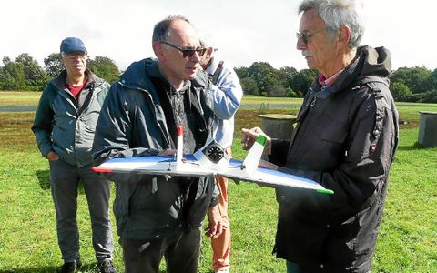 Cet avion serait un avion furtif échappant aux radars, explique Jochen Müller à Denis Lostaplaa.