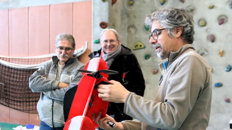 Les engins volants du Modèle Club du Luberon, objets de toutes les attentions, investissent le gymnase du Calavon certains dimanches d'hiver.